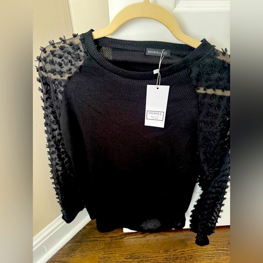 Women’s top small top with decorative sleeves brand miholl